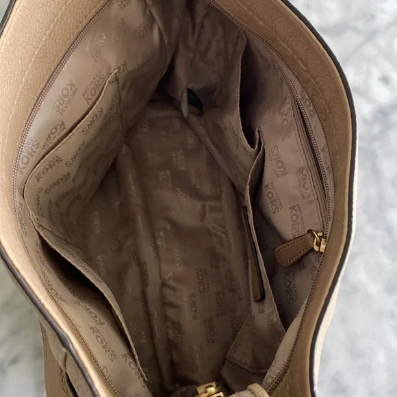 Michael Kors HALLIE Large Convertible Shoulder Bag - Picture 6 of 11